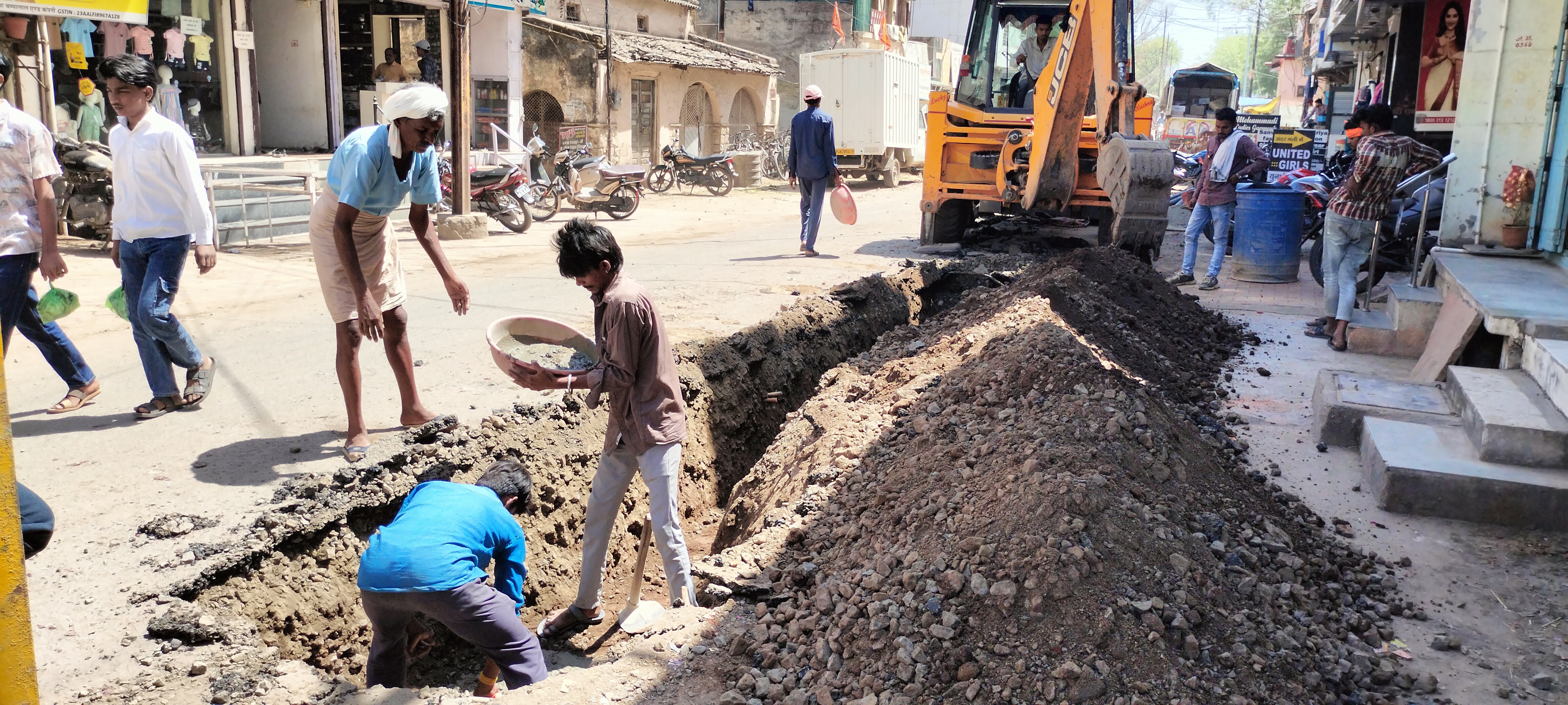 सीवरेज कंपनी ने हाउस चैंबर जोड़ने का किया काम शुरु , जल्द होगा रिपेयरिंग काम। posted by Lokesh Davde