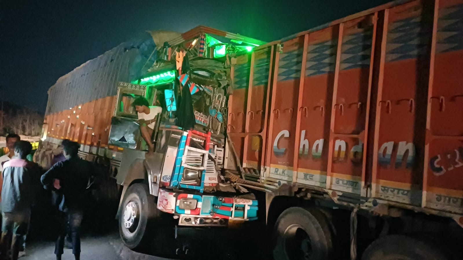 एनएच-30 पर सोहागी पहाड़ में देर रात भीषण सड़क हादसा हो गया। दो ट्रकों की भिड़ंत में एक ट्रक का केबिन पूरी तरह क्षतिग्रस्त हो गया, posted by Arvind Tiwari from Teonthar