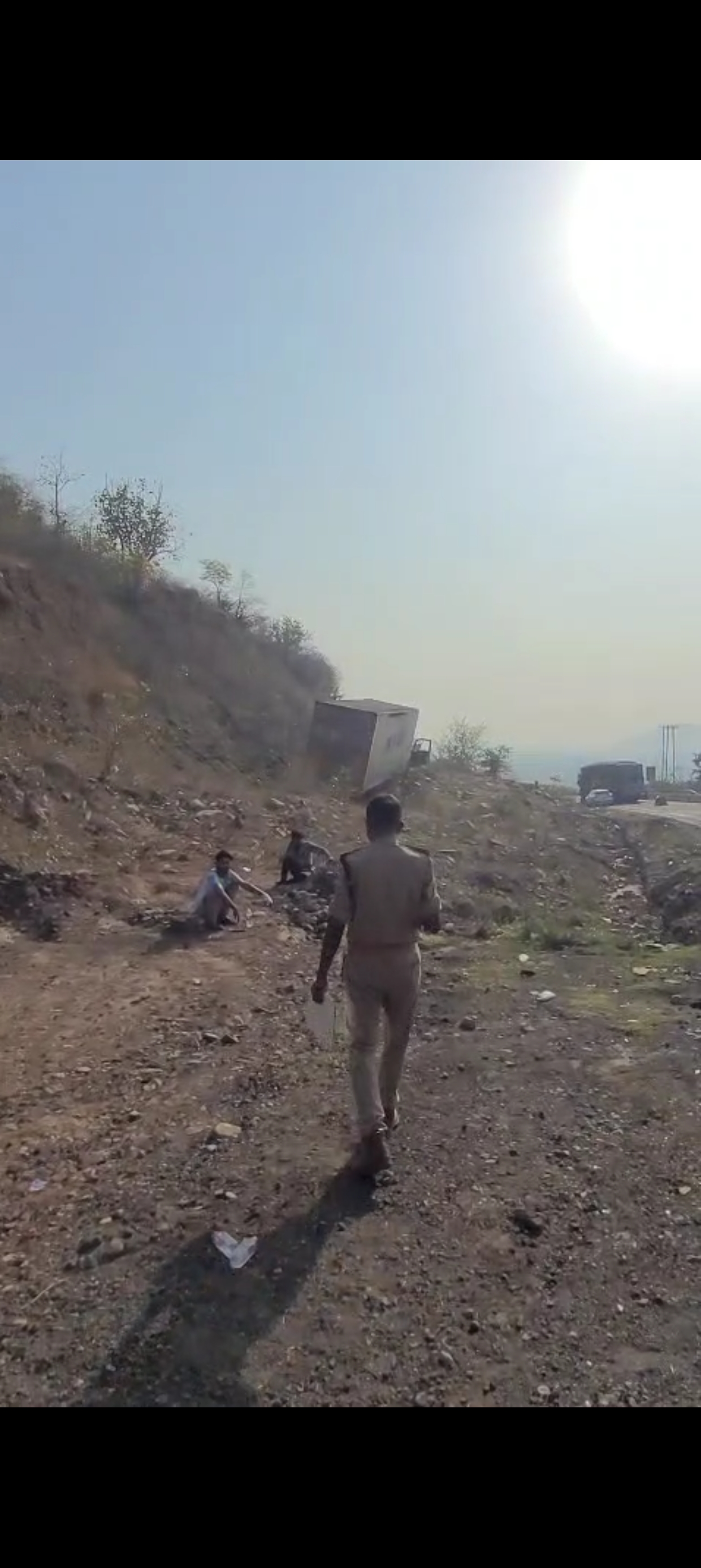 सोहागी पहाड़ में कंटेनर ब्रेक फेल से बड़ा हादसा posted by Arvind Tiwari from Teonthar