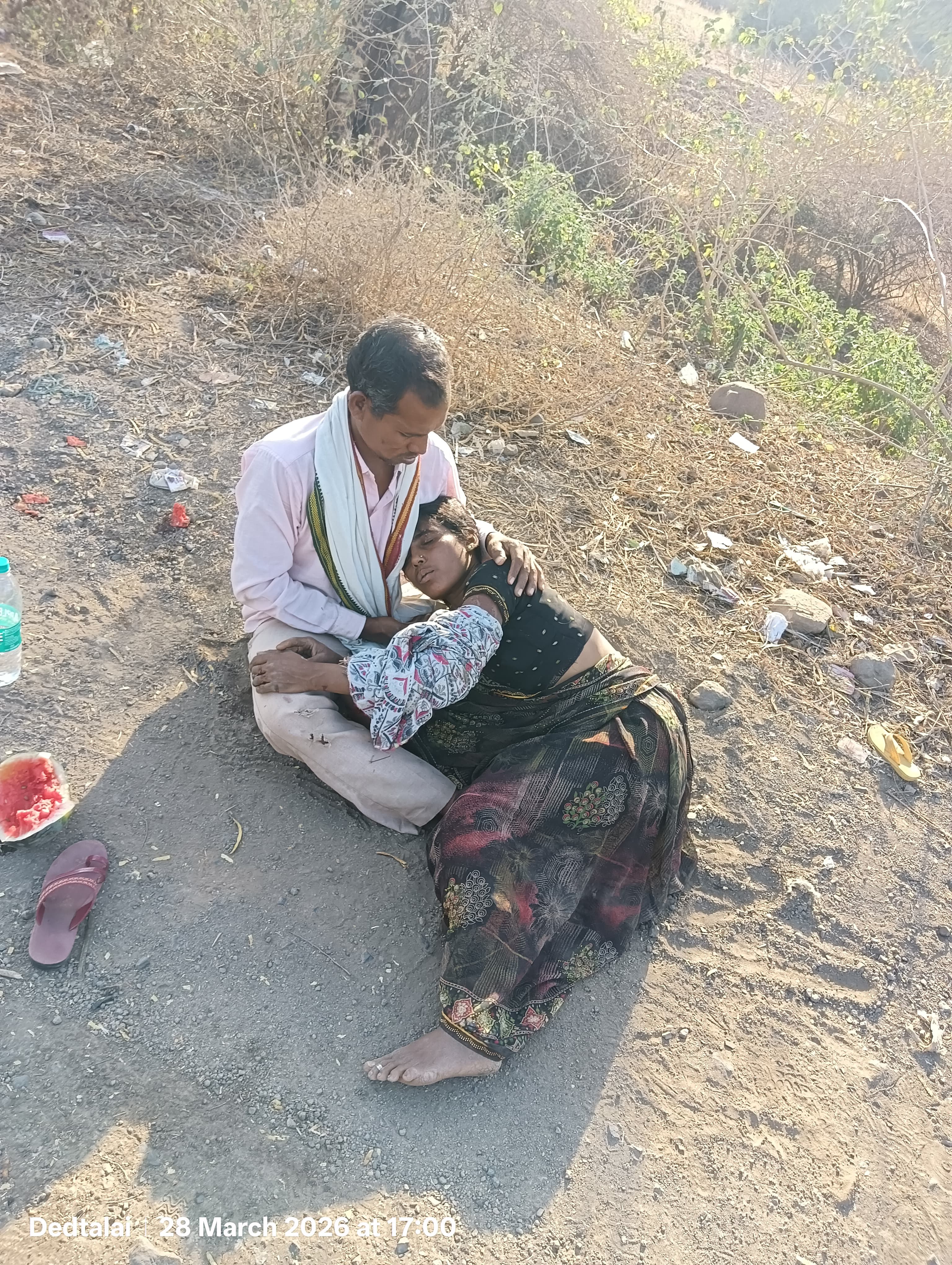 आयशर ने  बाइक सवार को मारी टक्कर बाइक सवार  दंपती घायल  आयशर पलटी posted by Nagin Mhajan