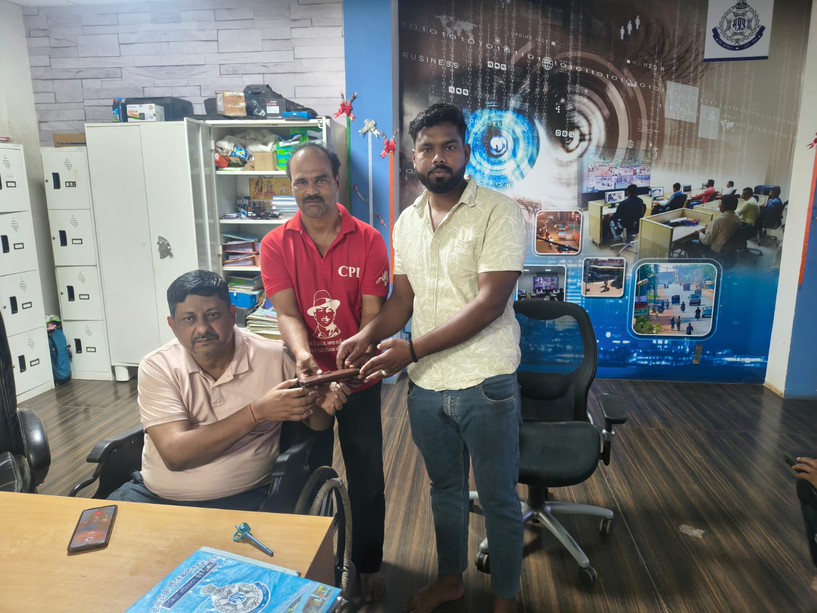 ऑटो चालक ने ईमानदारी से मोबाइल लौटाया posted by Ved Parkash Arya from Guna