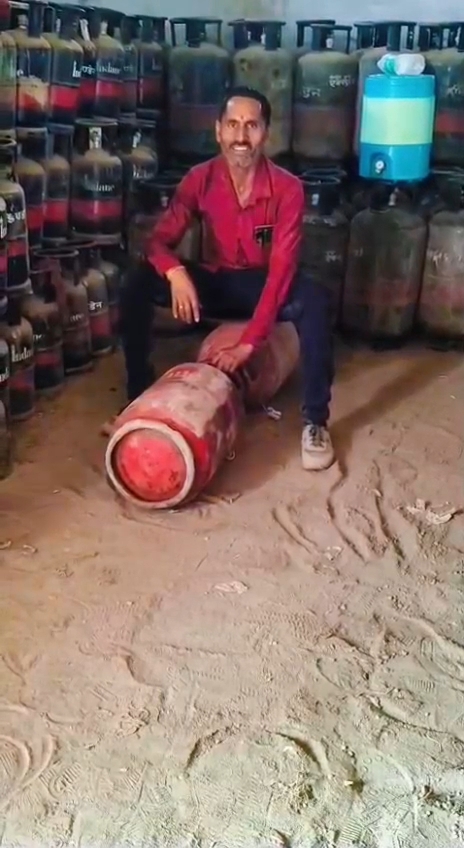 गैस गोदाम में अवैध रिफिलिंग का खेल, वीडियो वायरल posted by Arvind Tiwari from Teonthar