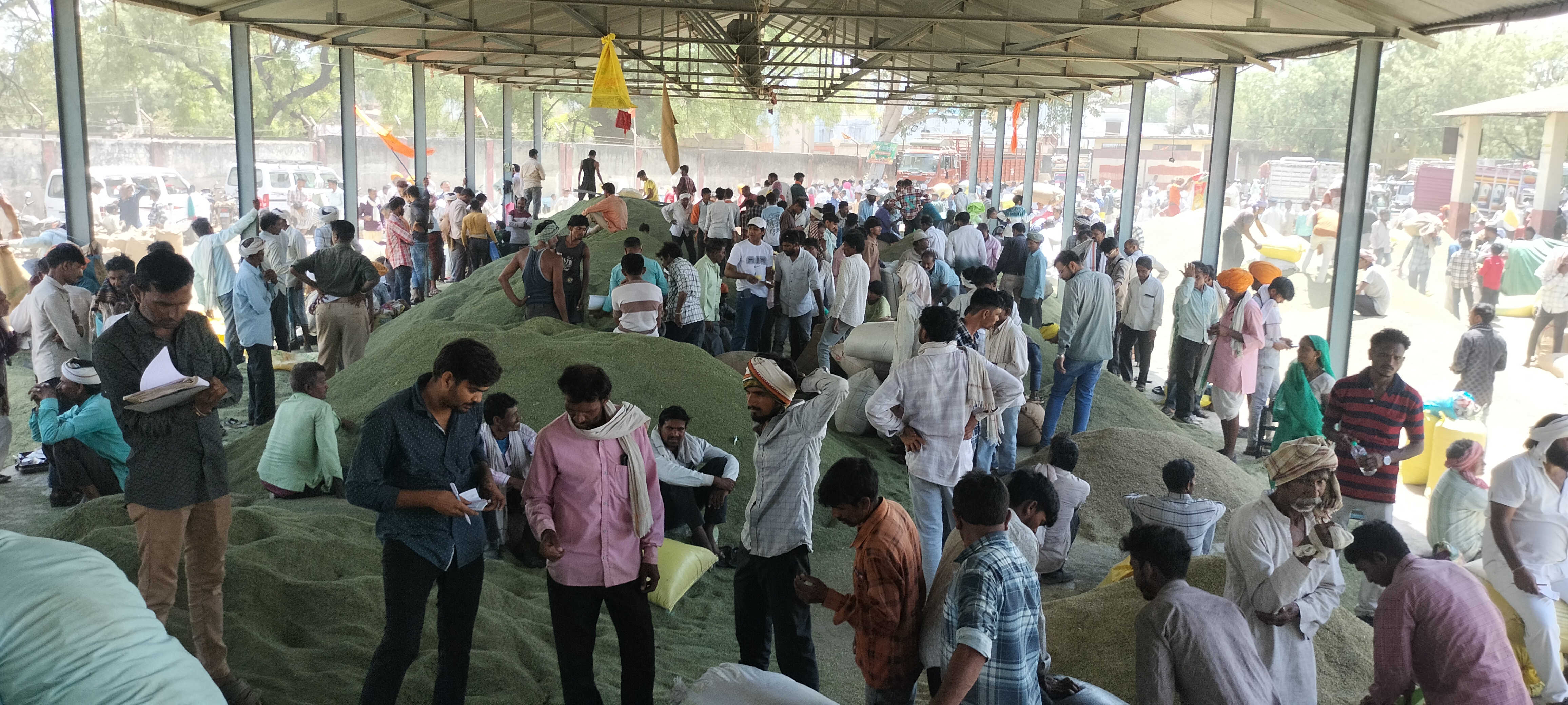 सीजन में पहली बार आवक 1800 बोरी पार, बेमौसम वर्षा ने फीकी की सौंफ की चमक गत सप्ताह से 20 हजार रुपए अधिक मिले भाव, अधिकांश उपज के मिले कम दाम posted by Lokesh Davde