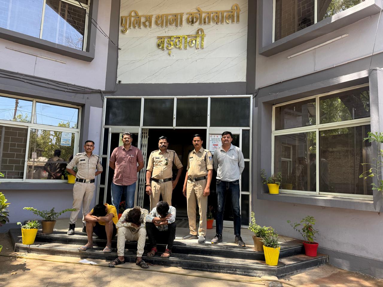 पुलिस के ऑपरेशन हवालात की बड़ी सफलता, भागने की फिराक में थे 3 स्थायी वारंटी। posted by Lokesh Davde