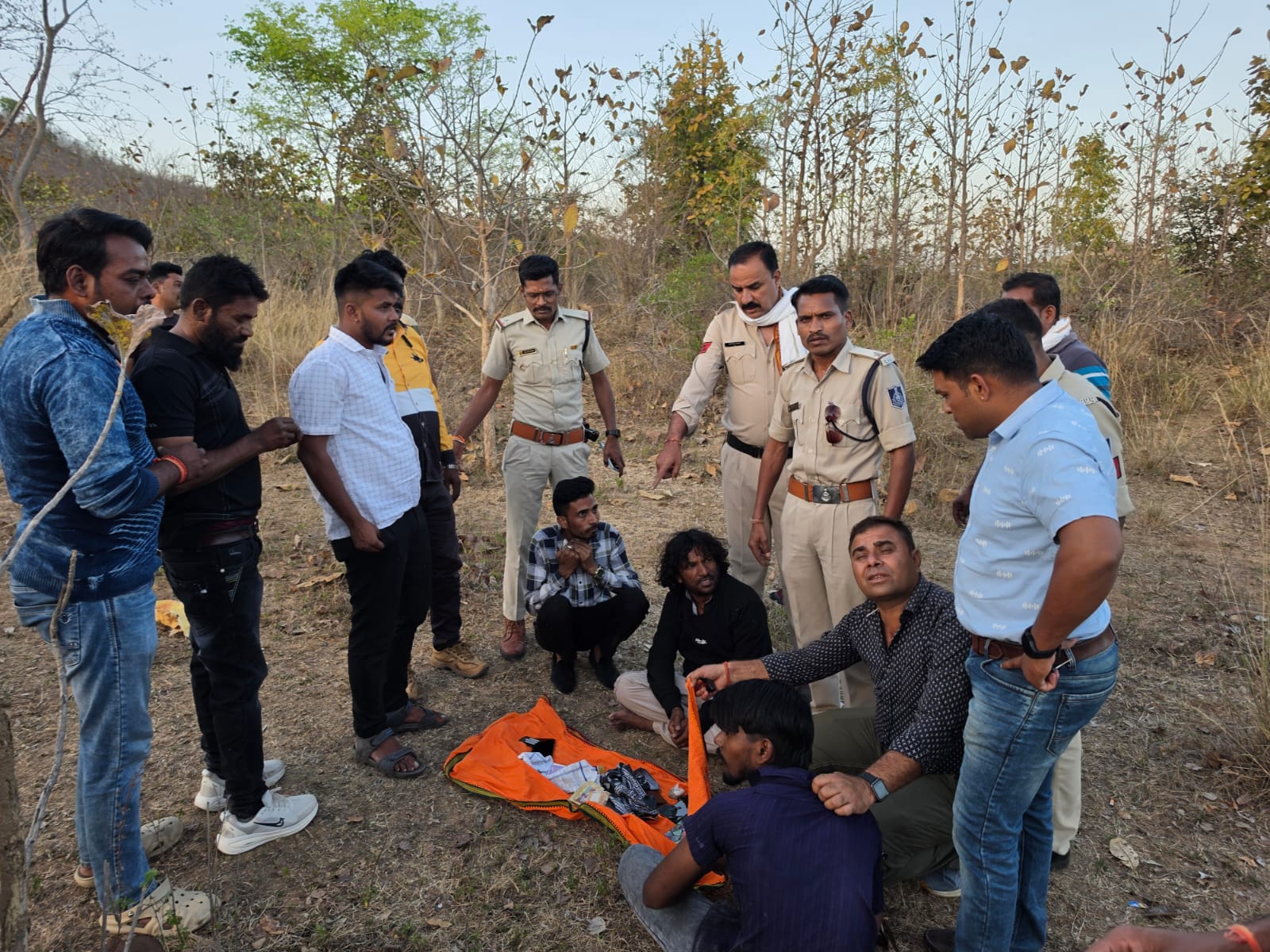 थाना गंज पुलिस द्वारा जुआ खेलते 06 आरोपियों को किया गिरफ्तार posted by Mohammad Asif Langha from Amla