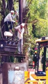 सीवरेज कार्य की लापरवाही से बड़ा हादसा टला, रात के अंधेरे में विद्युत डीपी से टकराया अज्ञात वाहन posted by Lokesh Davde