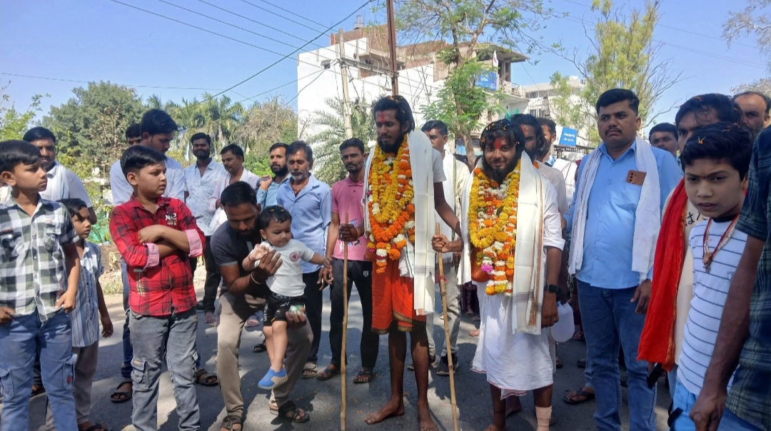 धर्म और संकल्प की विजय: गौरझामर के दो सगे भाइयों ने 5 माह में पूर्ण की 3000 KM की कठिन नर्मदा परिक्रमा posted by Manish Kumar Chaubey from Sagar