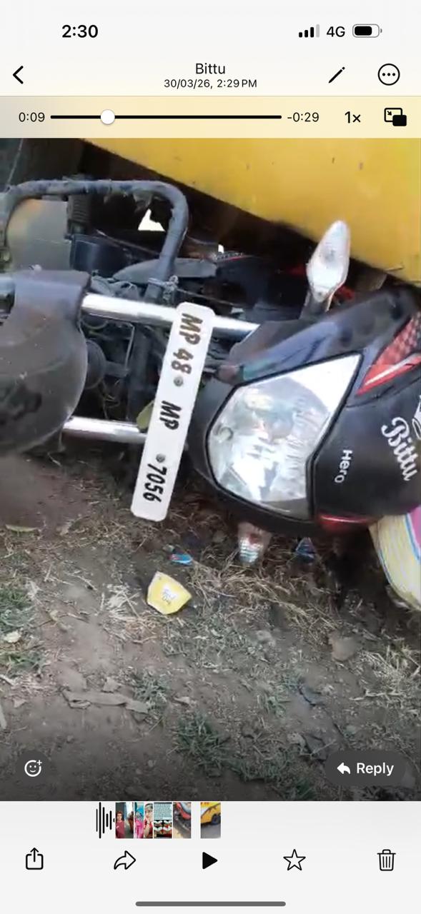बस स्टैंड पर खड़ी बाइक पर रिवर्स बस चढ़ाने का आरोप, युवक ने थाने में की शिकायत