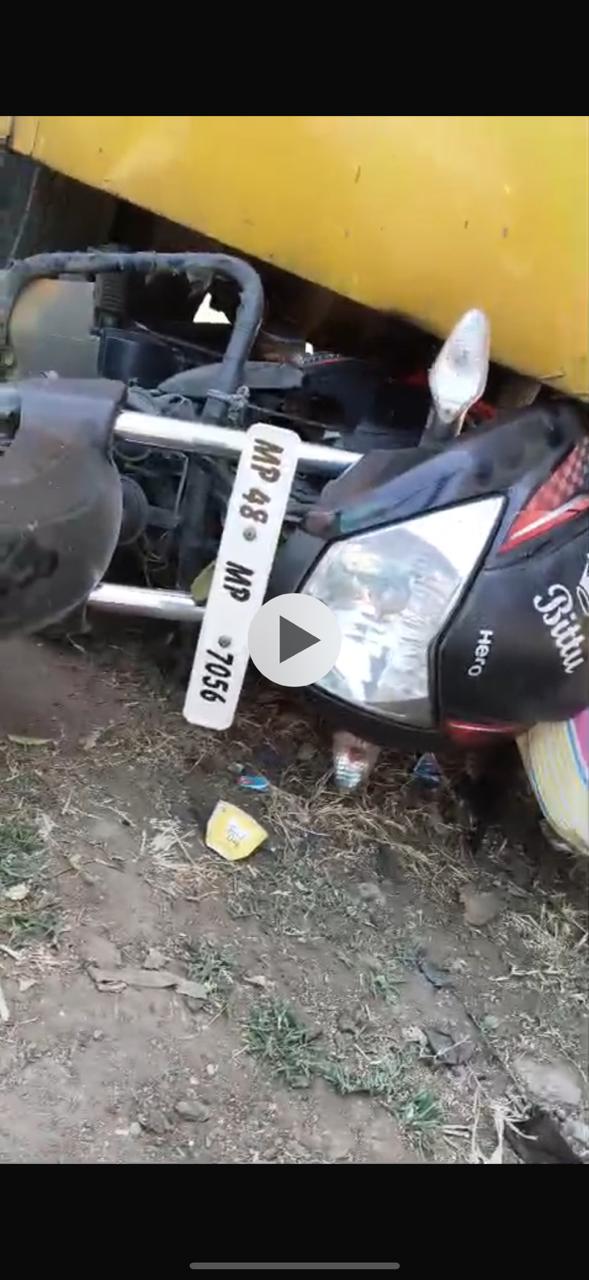 बस स्टैंड पर खड़ी बाइक पर रिवर्स बस चढ़ाने का आरोप, युवक ने थाने में की शिकायत