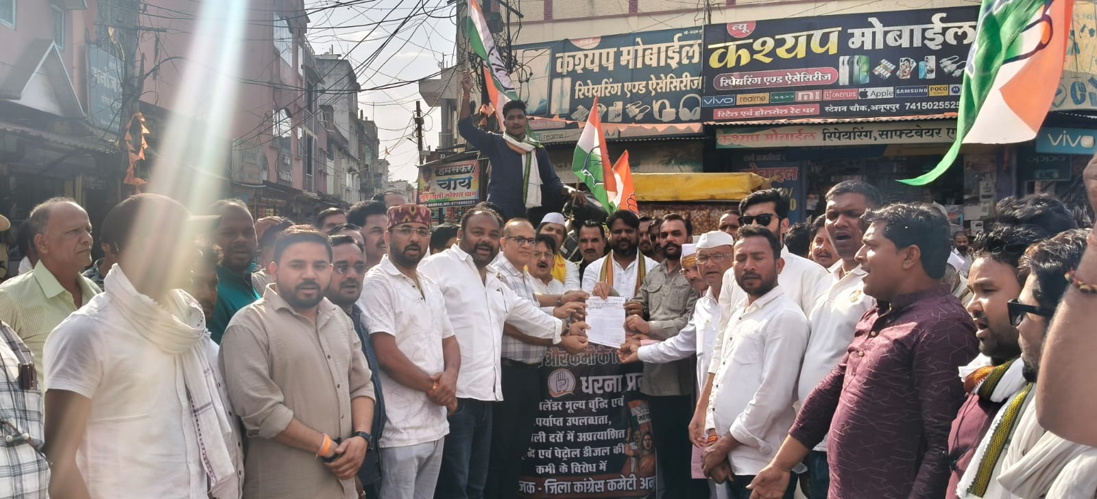 बिजली दरों में वृद्धि एवं पेट्रोल डीजल की कमी के विरोध में जिला कांग्रेस ने किया धरना प्रदर्शन, सौंपा ज्ञापन posted by Kishor Kumar Soni  from Anuppur