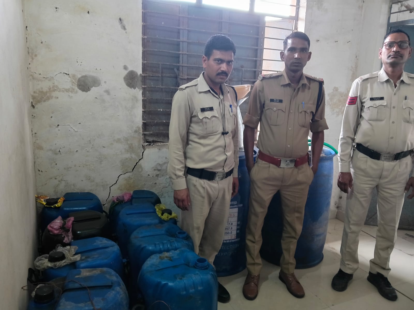  *आपदा में अवसर तलाशने वालों पर सख्त कार्यवाही — अवैध डीजल संग्रह एवं बिक्री करने वाला आरोपी गिरफ्तार, 564 लीटर डीजल जप्त* posted by Kartik Gautam from Sagar