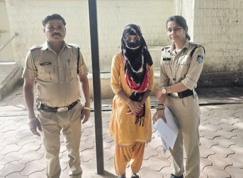 लुटेरी दुल्हन, शादी का झांसा देकर ठगी posted by  Hemant Yadav from Mungaoli