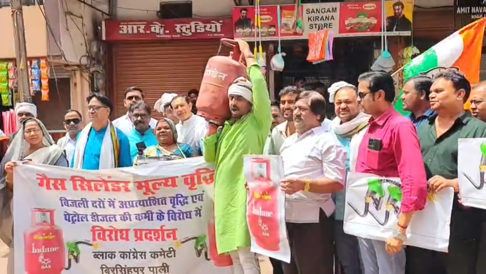 पाली में महंगाई के खिलाफ कांग्रेस का प्रदर्शन posted by Arun Kumar Vishwakarma from Umaria