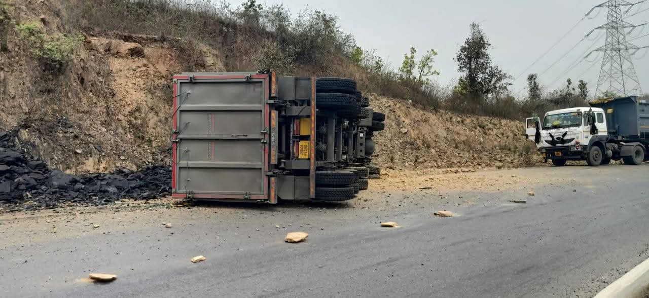 नेशनल हाईवे-39 पर भीषण सड़क हादसा, बाल-बाल बचा चालक posted by Avnish Sharma from Singrauli