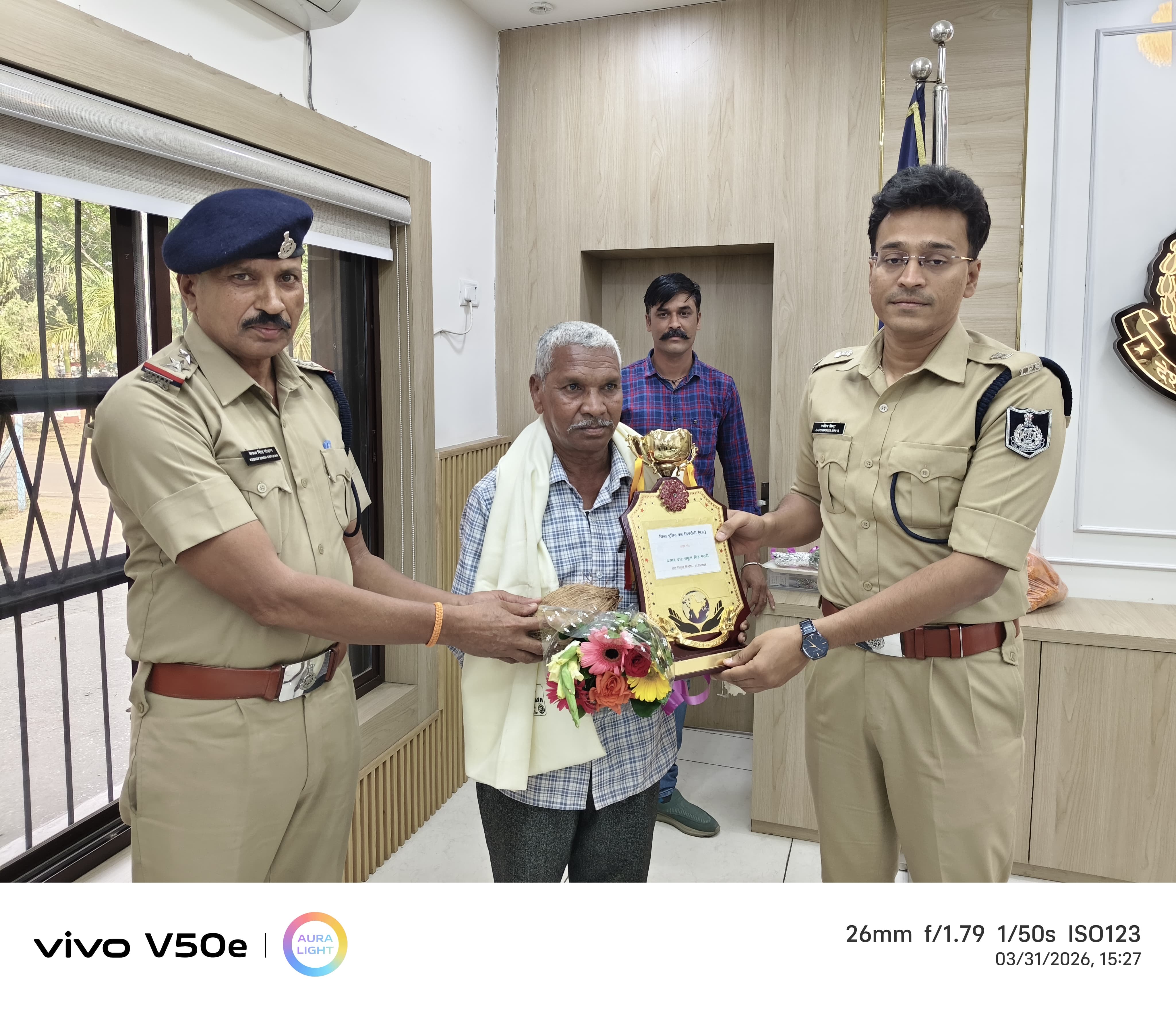 अतिरिक्त पुलिस अधीक्षक श्री सर्वप्रिय सिन्हा द्वारा पुलिस विभाग से सेवानिवृत्त प्र.आर. को दी गई ससम्मान विदाई* posted by Avnish Sharma from Singrauli