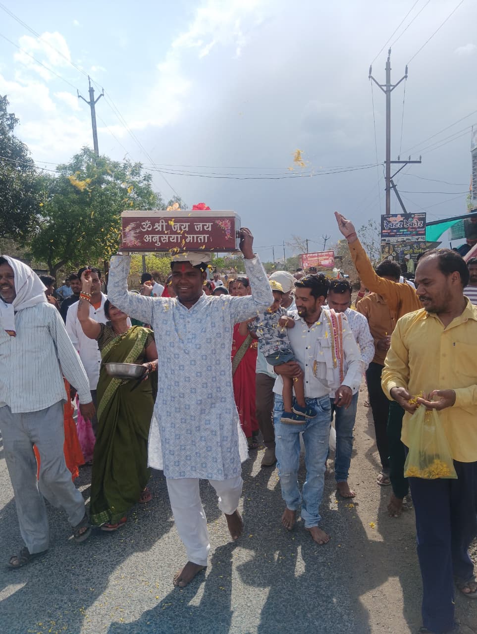 सती अनुसया माता मंदिर पारडसिंगा काटोल से माता अनुसया के चरण पादुका पहुंची मुलताई हजारों भक्तों ने किए दर्शन  posted by Mohammad Afsar  from Multai