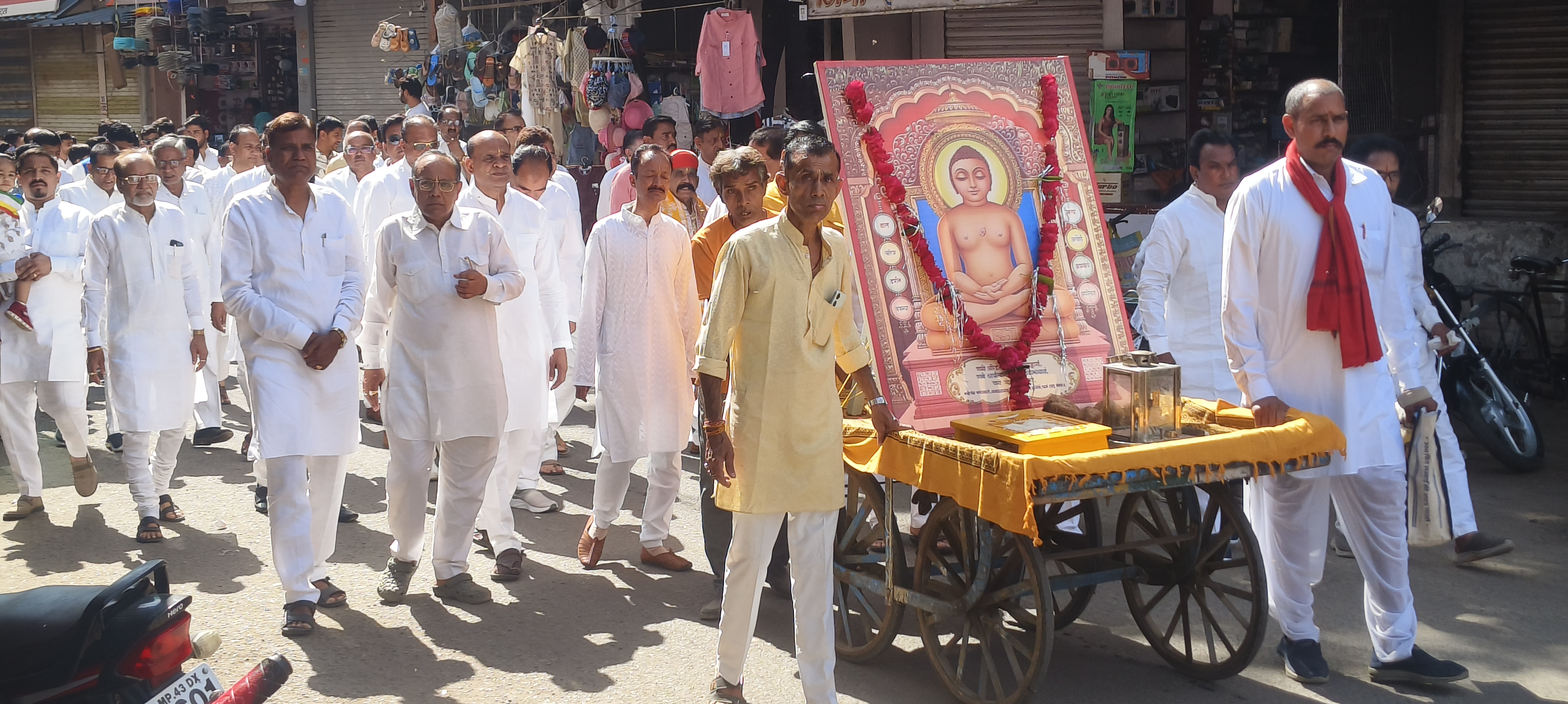 महावीर के जयकारों के साथ निकला भव्य चल समारोह, जैन समाज ने हर्षोल्लास से मनाई महावीर जयंती posted by Durga Shankar Pahadiya from Alot