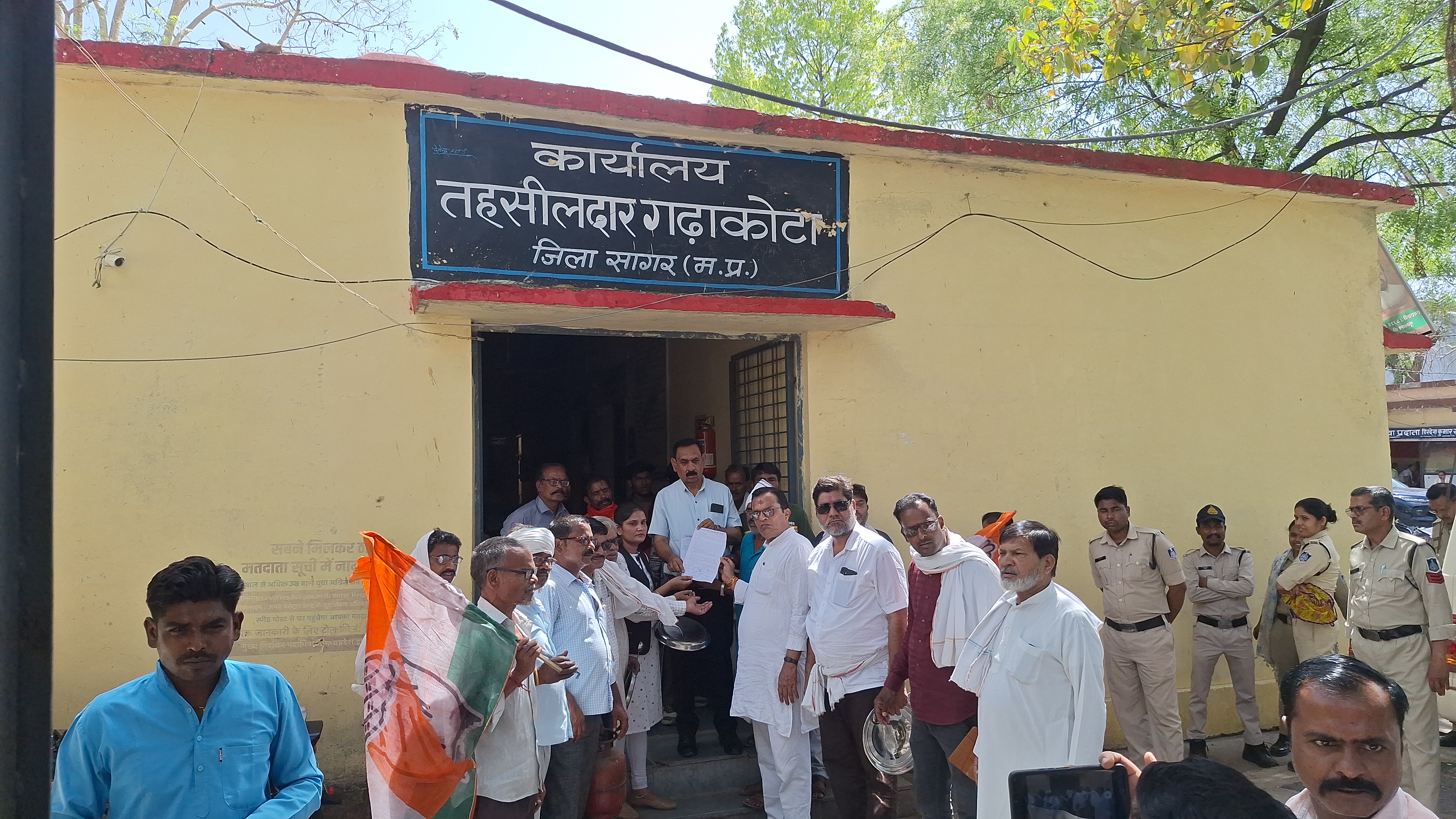 गैस किल्लत पर गढ़ाकोटा में कांग्रेस का हल्लाबोल posted by Ravi Soni from Garhakota