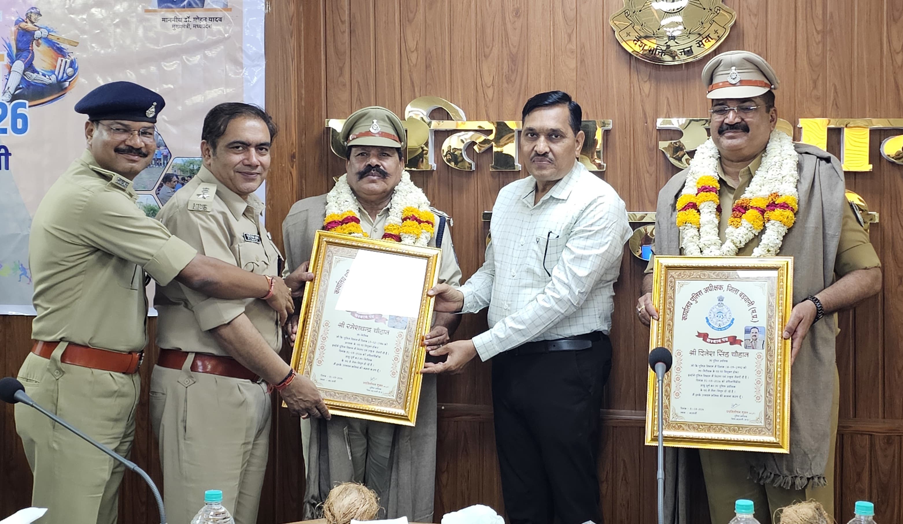 पुलिस के दो अधिकारी सेवा-निवृत्त, सम्मानपूर्वक दी गई विदाई, एसपी ने स्मृति चिन्ह भेंट कर किया गया सम्मान posted by Lokesh Davde