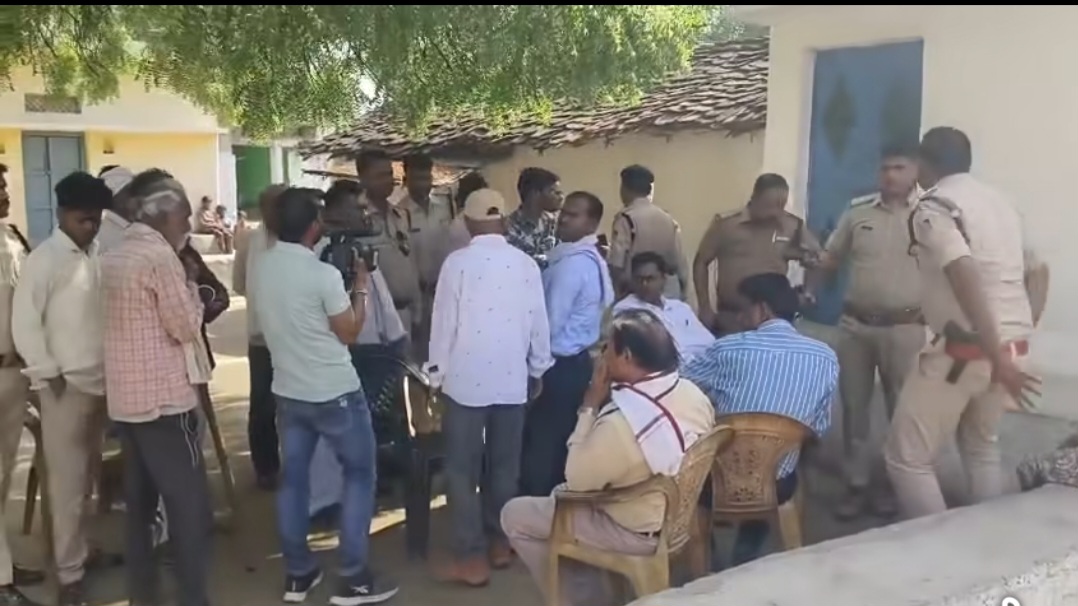  राजनगर बिधानसभा में पीरा गांव में तनावपूर्ण स्थिति: मौके पर SDM और SDOP समेत कई थानों का बल मौजूद, महिलाओं ने जताया विरोध   posted by Amit Kumar Awasthi