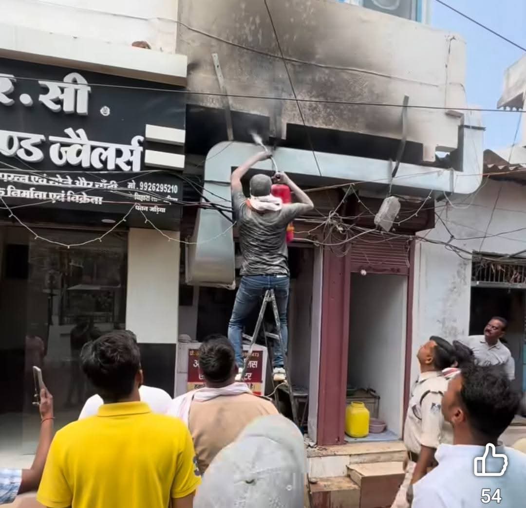 🚨 बड़ी खबर | छतरपुर (म.प्र.) 🔥 कोतवाली थाना क्षेत्र के गोवर्धन टॉकीज के पास स्थित अब्दुल की उजाल पॉलिश एवं छिलाई की दुकान में अचानक आग  posted by Amit Kumar Awasthi