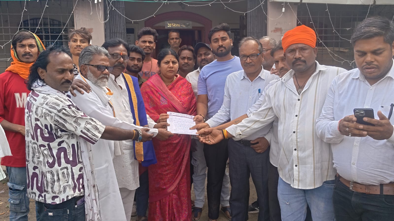 पंच समाज के महापुरुषों की प्रतिमाओं की स्थापना के निर्माण  कार्य में देरी पर उठी आवाज, नगर पालिका अध्यक्ष को सौंपा गया ज्ञापन posted by Mohammad Afsar  from Multai