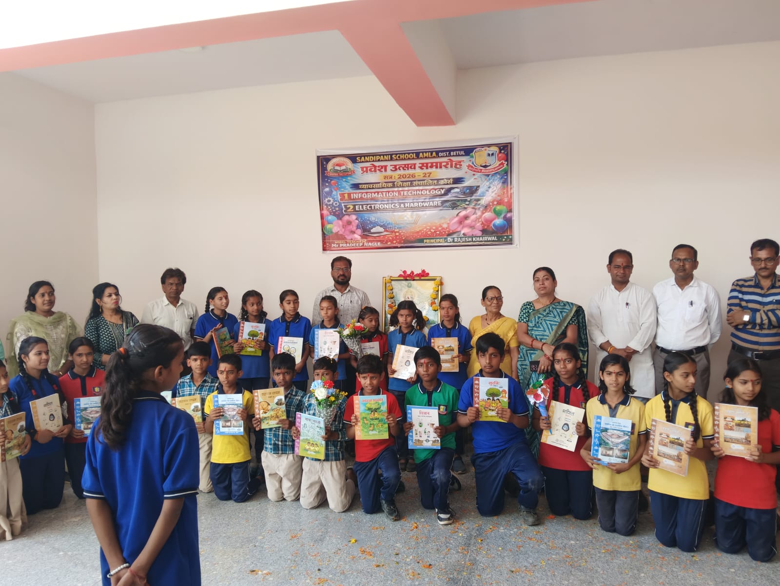 सांदीपनि शासकीय विद्यालय आमला में तिलक, पुष्प वर्षा और उत्साहपूर्ण वातावरण के साथ हुआ नवीन शैक्षणिक सत्र 2026-27 का भव्य शुभारंभ posted by Mohammad Asif Langha from Amla