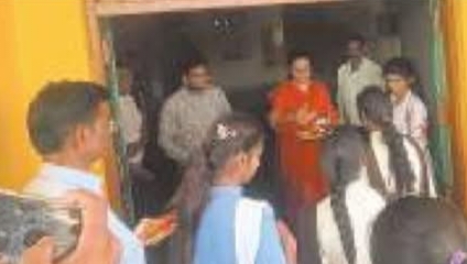 एसडीएम राजनंदनी शर्मा ने बच्चों का तिलक कर किया स्वागत, वृक्षारोपण व निःशुल्क पुस्तक वितरण भी हुआ posted by Manish Kumar Chaubey from Sagar