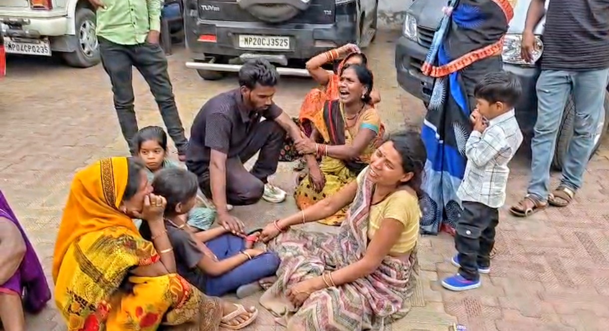 महुआ बिनने गए बालक की कुएं में डूबने से मौत: पिता ने निकाला शव, सुरक्षा की अनदेखी बनी हादसे का कारण posted by Akib Khan from Damoh