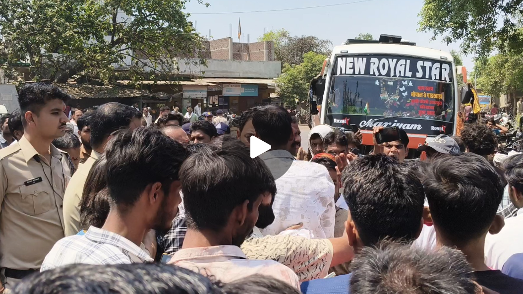 ग्राम कामती में अनियंत्रित डंफर घर में घुसा , 1 की मौत, 1 बच्ची की हालत गंभीर गुस्साए परिजनऔर ग्रामीणों ने चक्कर जाम posted by Shailendra Kumar Soni  from Gadarwara