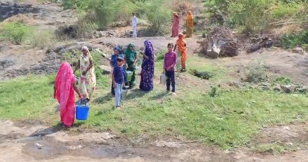 बड़वानी जनपद पंचायत की ग्राम पंचायत होलगांव में नल-जल योजना ठप, ग्रामीण प्यासे सड़क निर्माण से टूटी पाइपलाइन, दो से तीन माह से नही मरम्मत । posted by Lokesh Davde