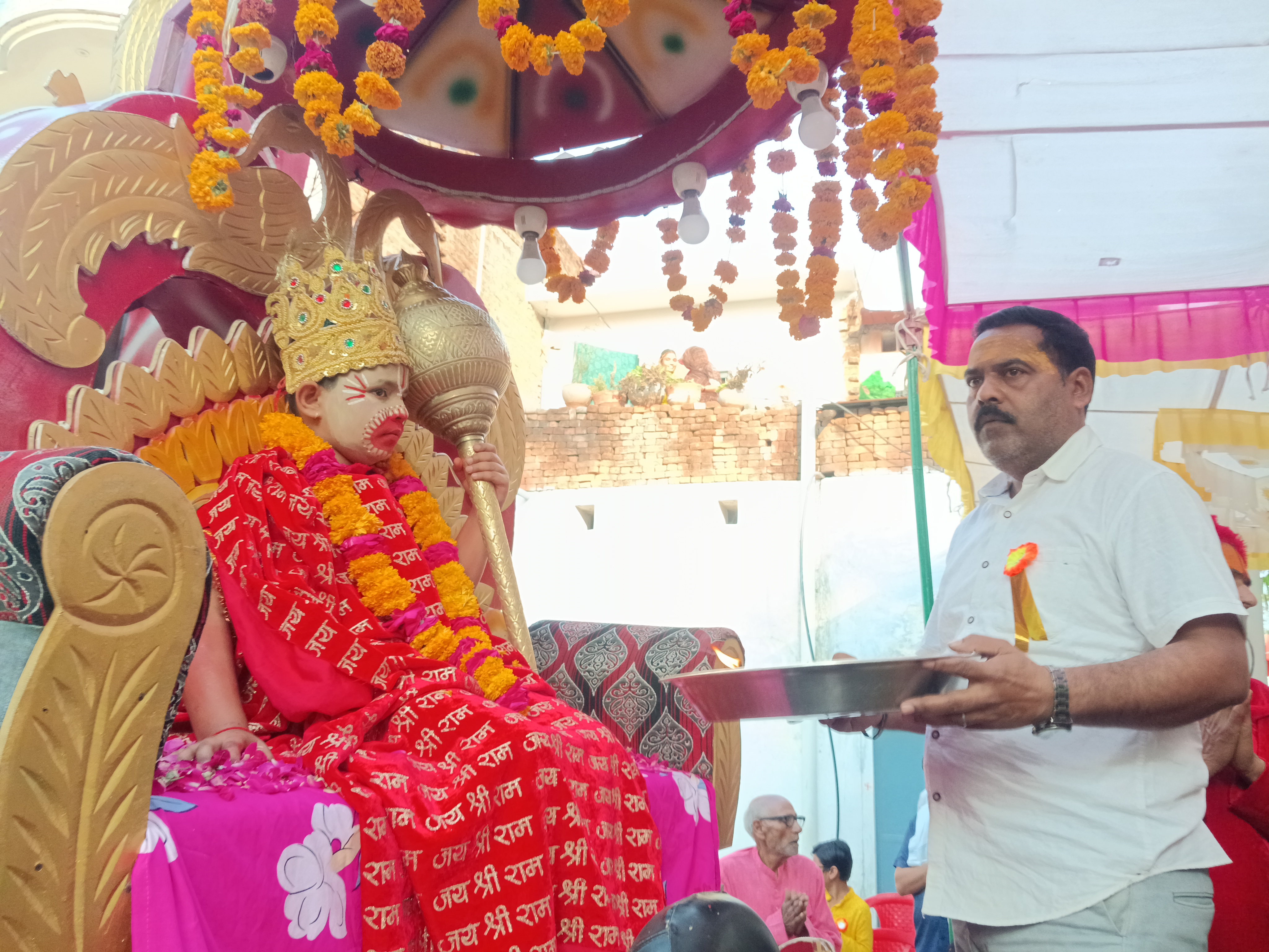 लिधौरा हनुमान जयंती पर्व वड़े ही धूमधाम के साथ मनाया गया नगर में भव्य शोभा यात्रा निकाली गई  posted by Mahesh Kumar Saini from Lidhora Khas