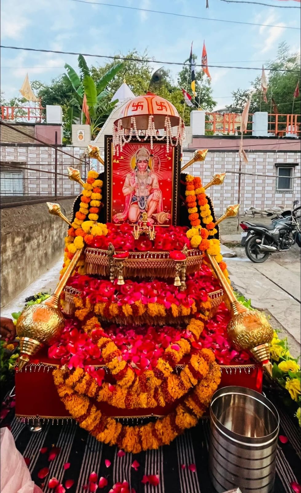 प्रभात फेरी निकाल कर नगर के मंदिरों में मनाया हनुमान प्राकट्य दिवस  posted by  Hemant Yadav from Mungaoli