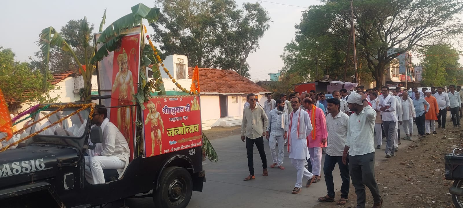 केसली में प्राकट्योत्सव की धूम: केसरी नंदन के जयकारों से गूँजी वादियाँ, भव्य शोभायात्रा में उमड़ा जनसैलाब posted by Manish Kumar Chaubey from Sagar