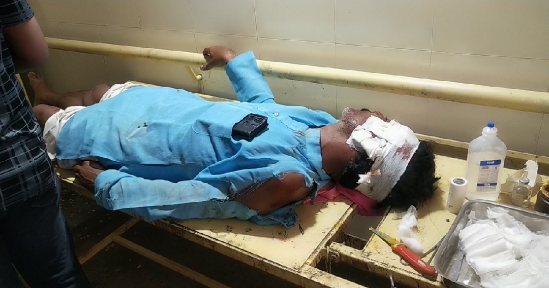 मालथौन हाईवे रोड पर हुआ भीषण सड़क हादसा, कंटेनर ने बाइक को मारी टक्कर बाइक सवार दो महिलाओं की हुई मौत एक व्यक्ति हुआ घायल। posted by Bhan Singh Yadav from Sagar