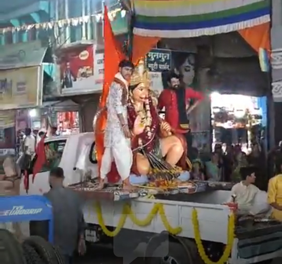 श्री हनुमान जन्मोत्सव पर नगर प्रमुख मार्गो से निकाली गई भव्य शोभा यात्रा लोगों ने किया जगह-जगह स्वागत posted by Ravi Soni from Garhakota