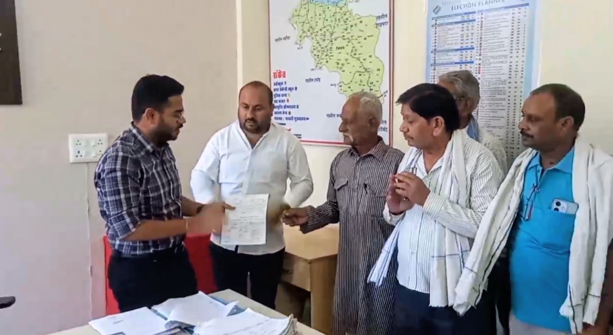 सड़क निर्माण कंपनी पर आरोप: हिनोता गांव के निवासियों ने एसडीएम को सौंपा ज्ञापन posted by Akib Khan from Damoh