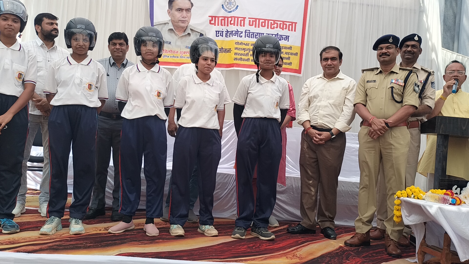 एसपी की मौजूदगी में कोतवाली परिसर में बांटे 202 निशुल्क हेलमेट दिलाई यातायात नियमों के पालन की शपथ,  posted by Lokesh Davde