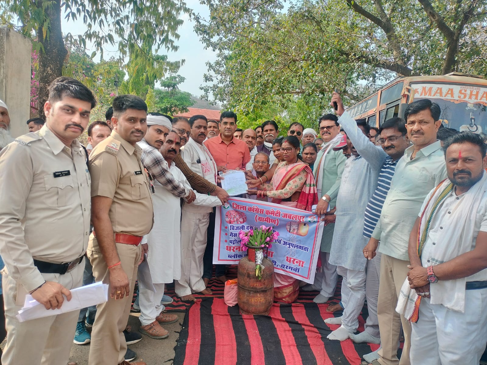 बढ़ती महंगाई गैस पेट्रोल डीजल की किल्लत को लेकर धरना posted by Abhishek Jain from Bargi