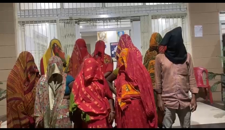 रेलवे स्टेशन से नव महिला एक शख्स को किया गिरफ्तार सौसर , पांढुर्णा में लुट को लेकर कर रहे थे बड़ी साजिश* posted by Umesh Kisna Dongare  from Pandhurna