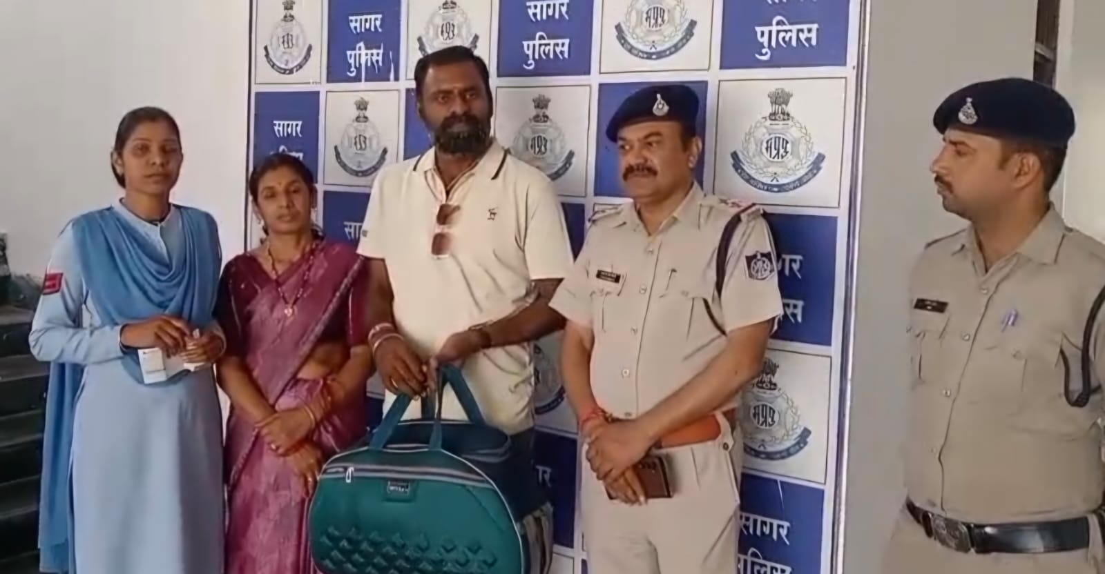*सीसीटीवी पुलिस कंट्रोल रूम सागर की तत्परता से महिला का खोया बैग 48 घंटे में सुरक्षित बरामद* posted by Kartik Gautam from Sagar