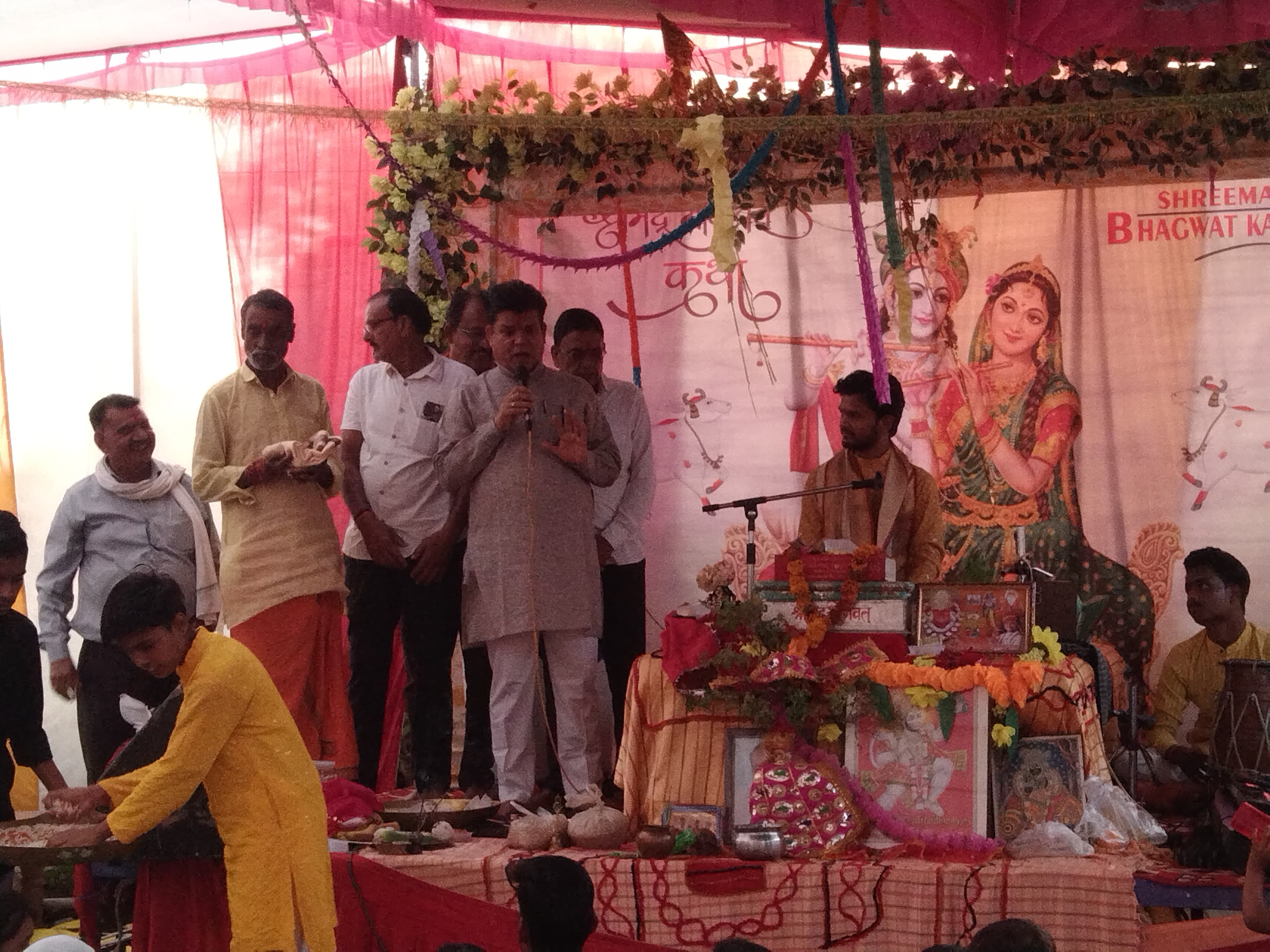 गढाकोटा के उदयपुरा ग्राम के दादा दरबार में चल रही श्रीमद् भागवत कथा  posted by Ravi Soni from Garhakota