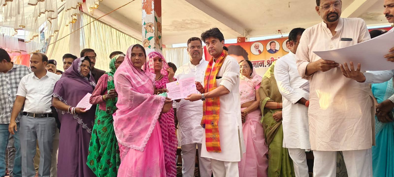 ज्योतिरादित्य सिंधिया ने दी 14.24 करोड़ की सौगात posted by  Hemant Yadav from Mungaoli