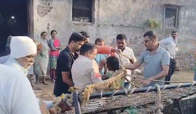 महिला ने कुएं में लगाई छलांग, 4 घंटे लटकी रही:बड़वानी में ग्रामीणों-पुलिस ने बाहर निकाला, पारिवारिक विवाद में उठाया कदम posted by Lokesh Davde