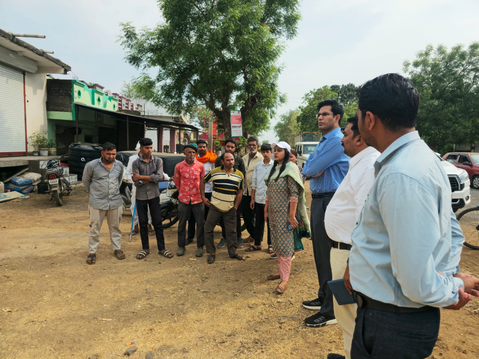 कलेक्टर ने वरला में जल गंगा संवर्धन अभियान की समीक्षा मुख्यमंत्री डेयरी प्लस योजना के हितग्राही के घर पहुँचकर लिया जायजा posted by Lokesh Davde