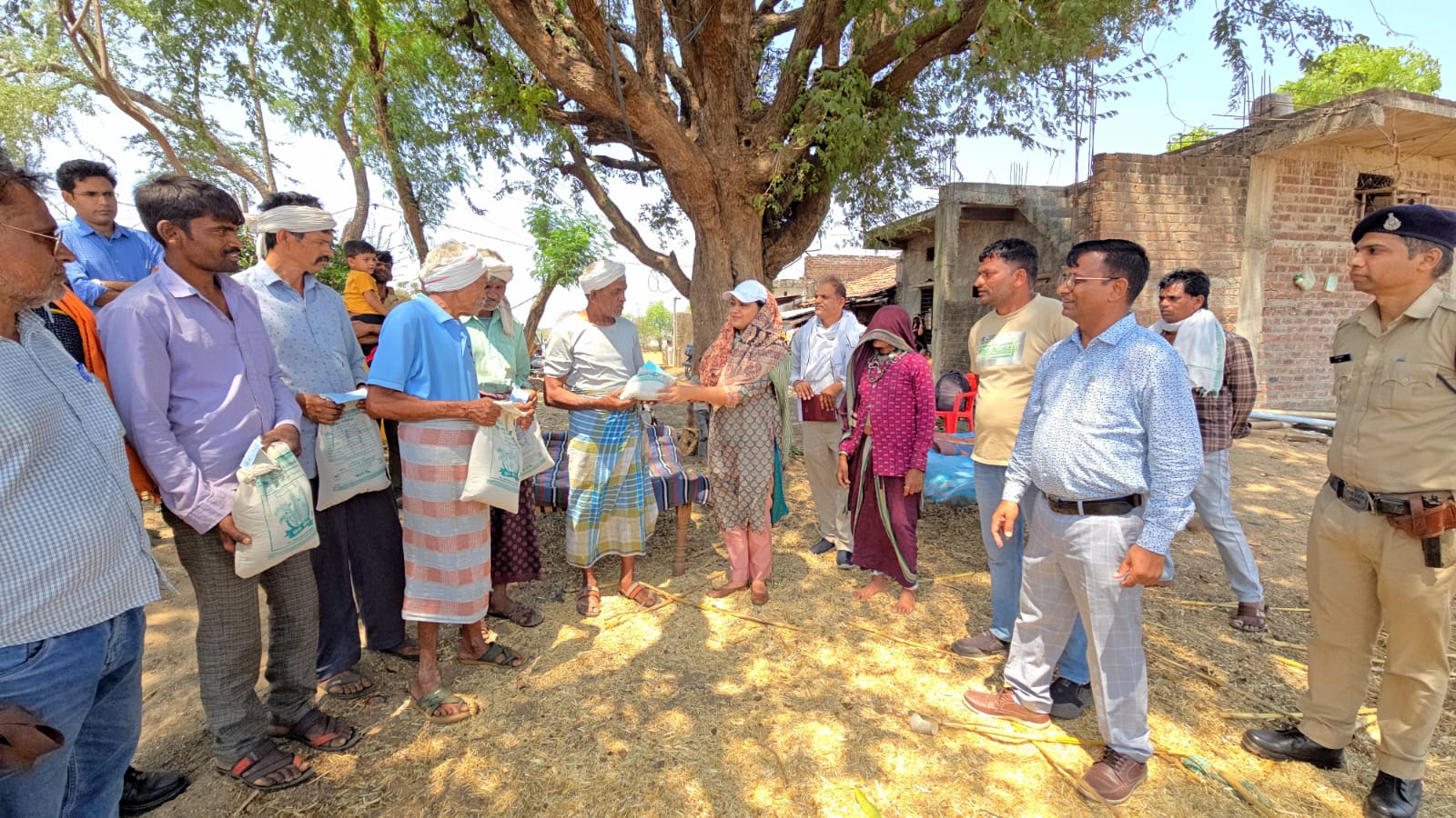 प्रधानमंत्री कृषक मित्र सूर्य योजनांतर्गत पहले सोलर पंप की हुई स्थापना posted by Lokesh Davde