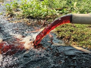 हैंडपंप और बोरिंग से निकल रहा लाल-काला, दूषित पानी  फसलें हो रही बर्बाद , पेयजल संकट हो गया पैदा , ग्रामीणों को प्रदूषित पानी का उपयोग करने  posted by Lokesh Davde