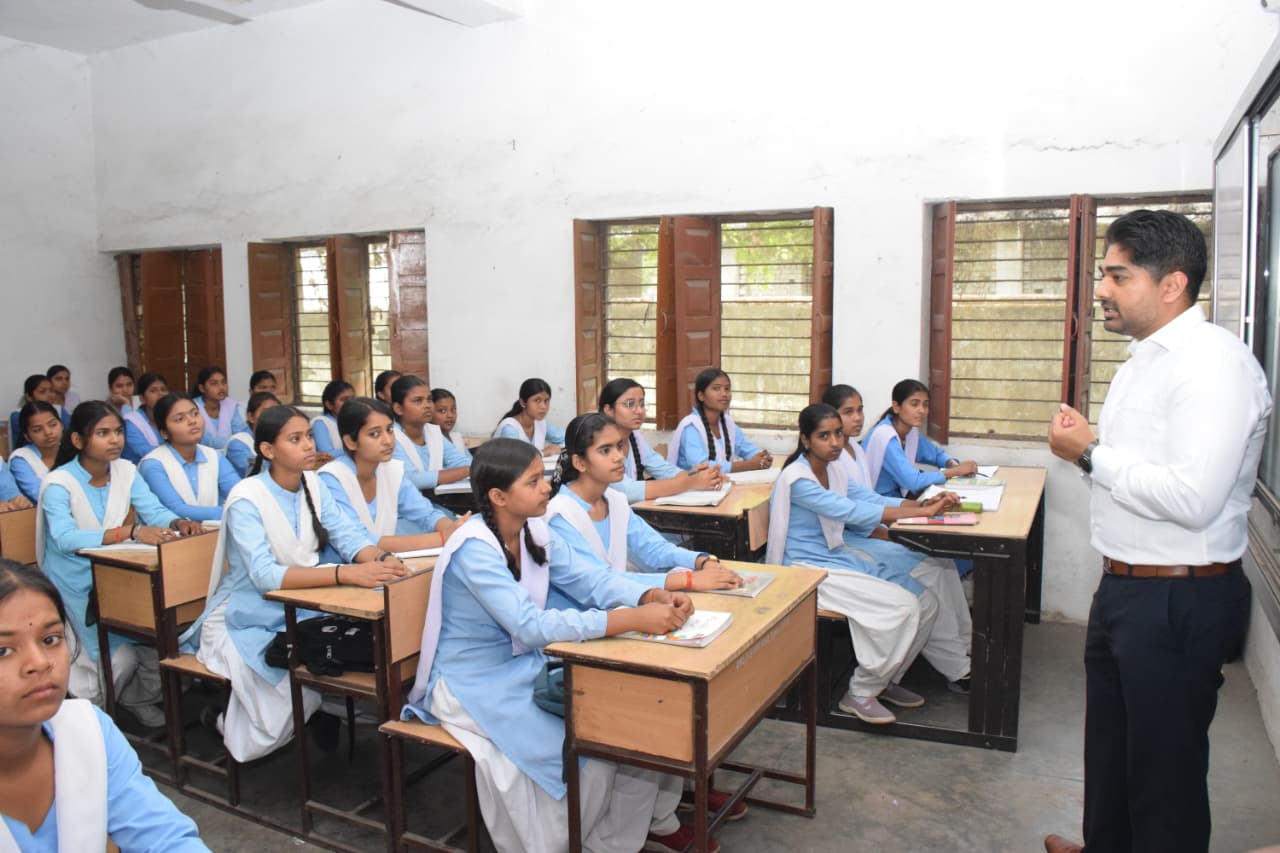 कलेक्टर की ’स्पेशल क्लास जब शिक्षक की भूमिका में नजर आए :-गौरव बैनल posted by Avnish Sharma from Singrauli