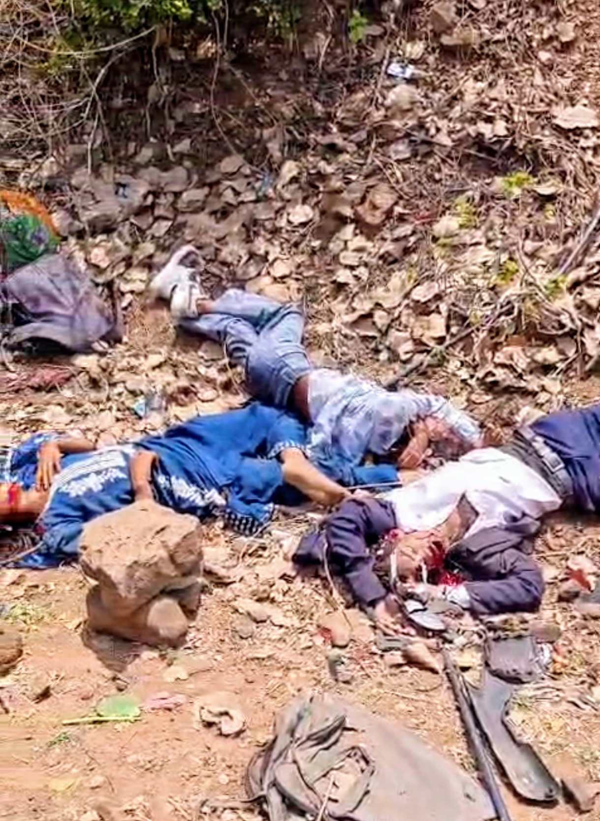 बाइक सवार लगन समारोह में जाते वक्त गहरी खाई में गिरे, एक की मौत, तीन घायल posted by Akib Khan from Damoh