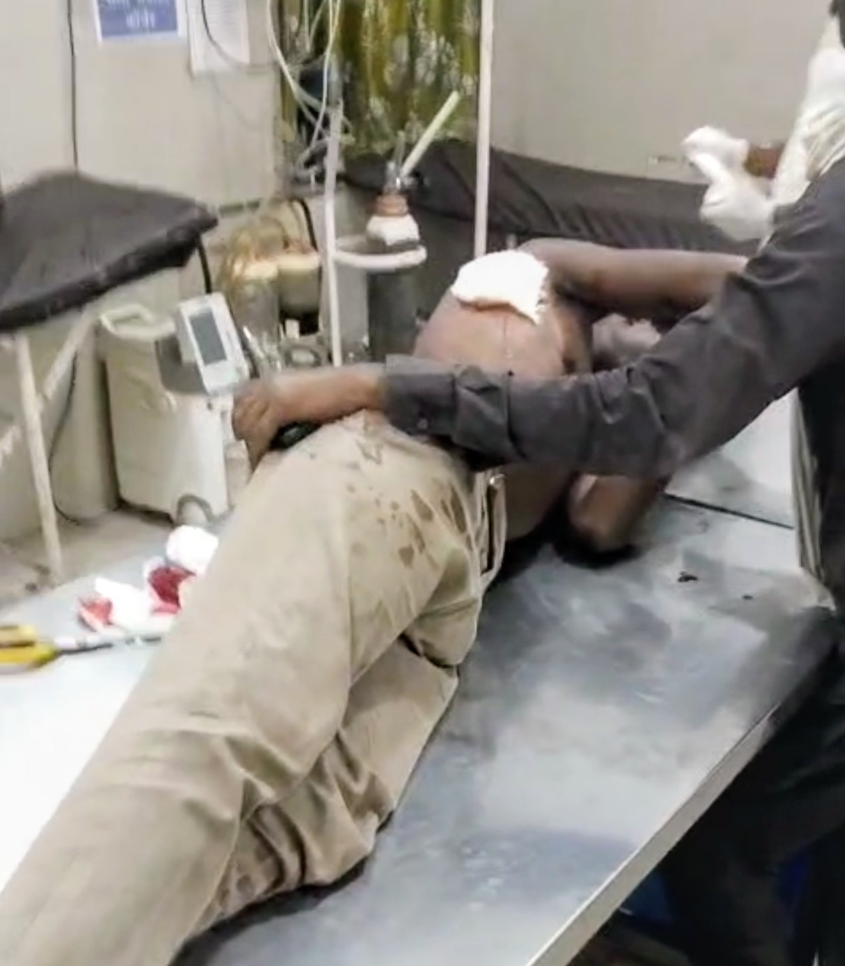 दमोह में महुआ बीनने गए युवक पर भालू ने किया हमला, हालत गंभीर जबलपुर रेफर.... posted by Akib Khan from Damoh